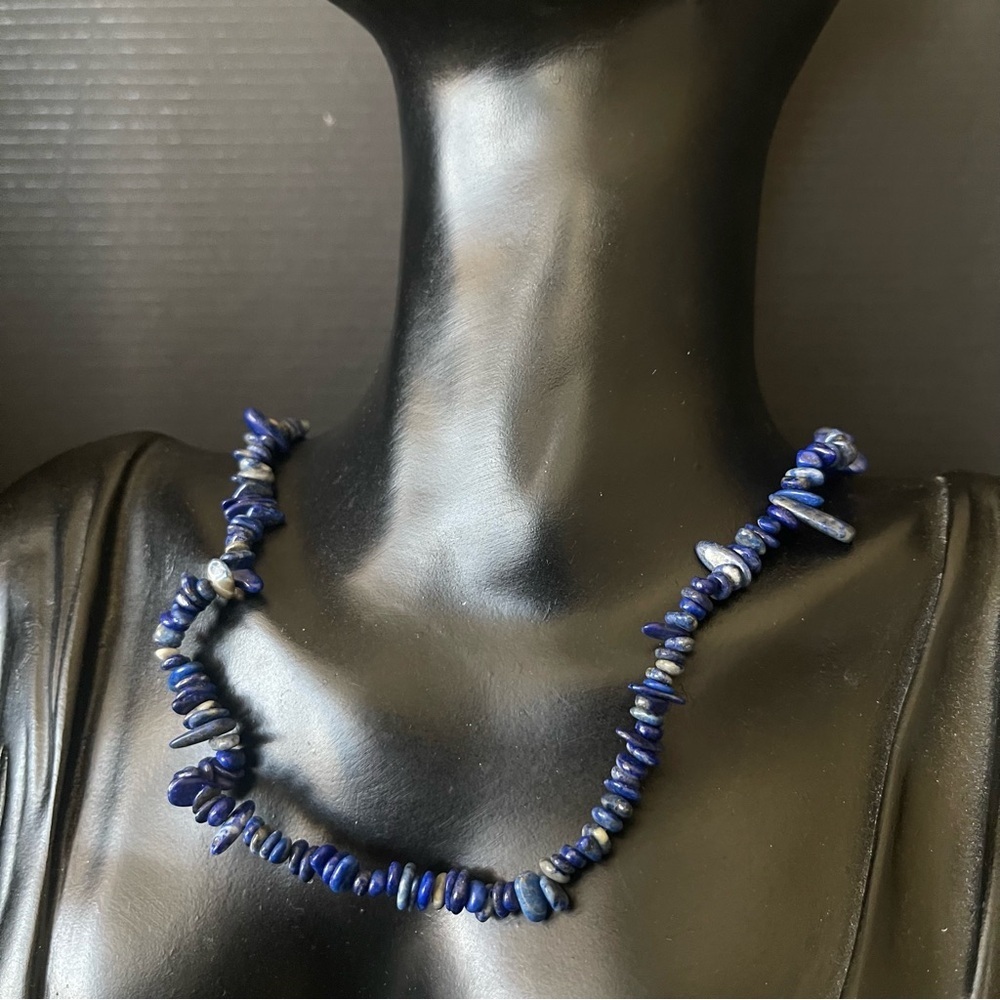 Lápiz lazuli beaded gold tone toggle necklace - Picture 2 of 5